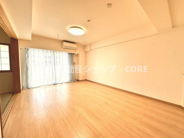 日神パレステージ小田急相模原フロント【居間・リビング】ＬＤＫのメインとなる大きな窓。大きめの開口部から暖かい日差しが長い時間射し込みます。