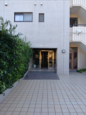 北千住ビューハイツ【エントランス】タイル張りの綺麗なエントランスです。