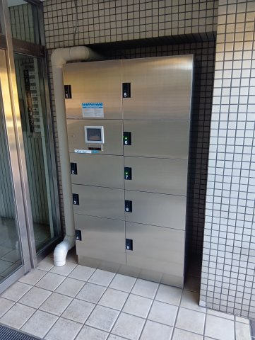 北千住ビューハイツ【設備】不在時にも荷物の受け取りが可能な宅配BOX。