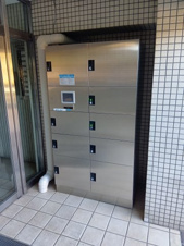 北千住ビューハイツ【設備】不在時にも荷物の受け取りが可能な宅配BOX。