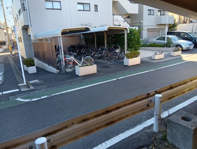 北千住ビューハイツ屋根付き駐輪場なので雨風をしのげます。