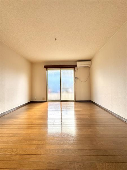 キッチン側から見た洋室です