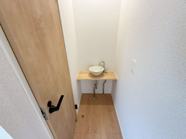 玄関横にはシューズクロークがあるのでキャリーバックやベビーカーなど大きなものも収納できます！