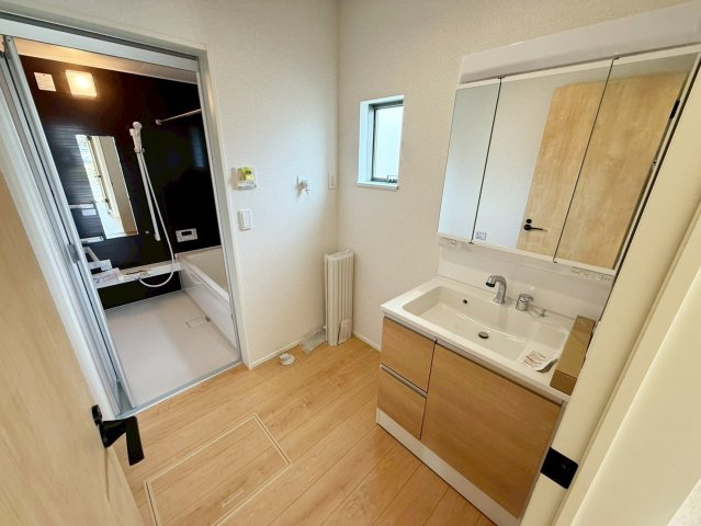 落ち着いた色合いの壁面が特徴の浴室。ゆっくり寛ぐ事の出来る空間です