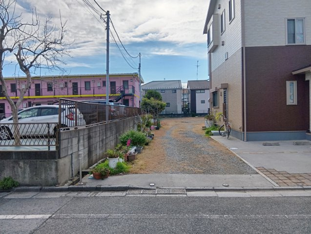 足立区西伊興４丁目【前面道路含む現地写真】広い道路に面しています