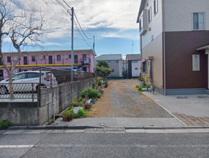 足立区西伊興４丁目【前面道路含む現地写真】広い道路に面しています