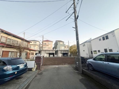 周辺は住宅が建ち並び落ち着いた雰囲気が感じられます。電柱や配線も整然としており街並みに調和しています。