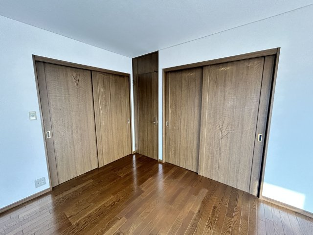 汐屋町売家【洋室】大容量クローゼットを2箇所設置。荷物が多い方も安心！！