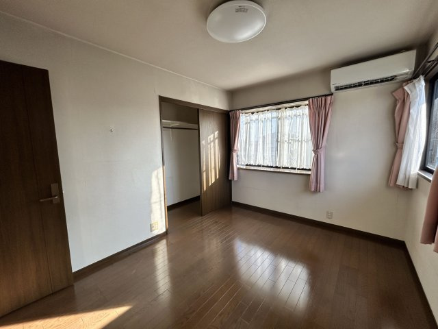 汐屋町売家【洋室】窓から光が入る洋室。クローゼット完備で広々！