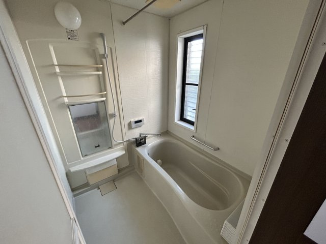 汐屋町売家【浴室】光が入る窓あり浴室。快適なユニットバスです！