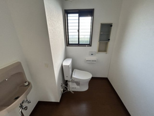 汐屋町売家【トイレ】ゆとりの広さ。窓付きで明るい手洗い場付きトイ！