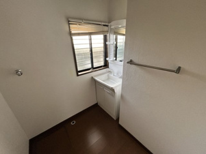 汐屋町売家湿気がこもりにくい！採光窓のある快適な脱衣所！