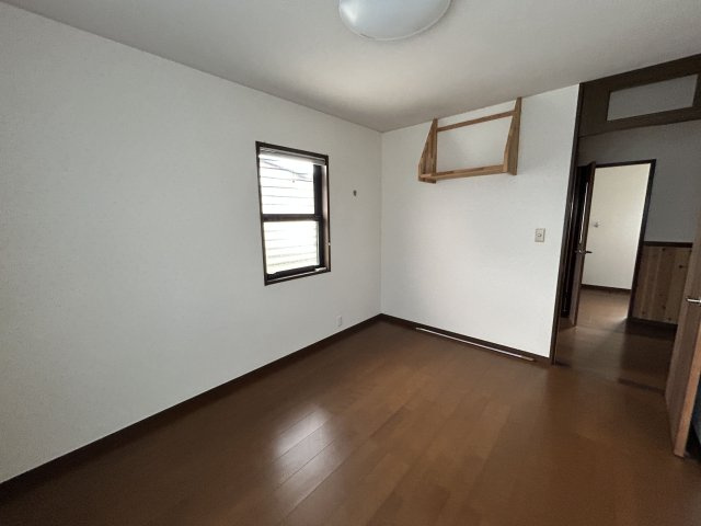 汐屋町売家【洋室】2階の洋室。窓から心地よい光が差し込みます
