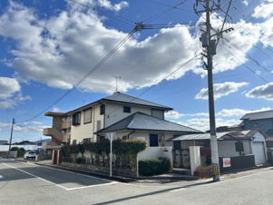 汐屋町売家【外観】日当たり良好な角地。跳ね上げ門扉付きカーポート完備！！