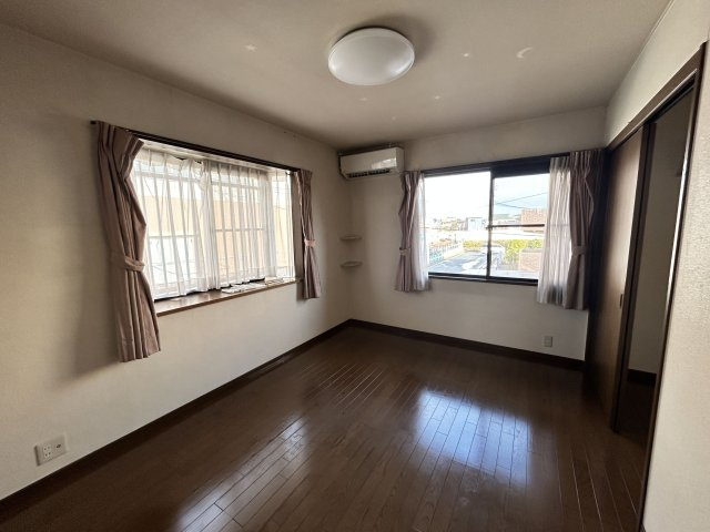 汐屋町売家【洋室】収納付き洋室。プライベートな時間を快適に！！