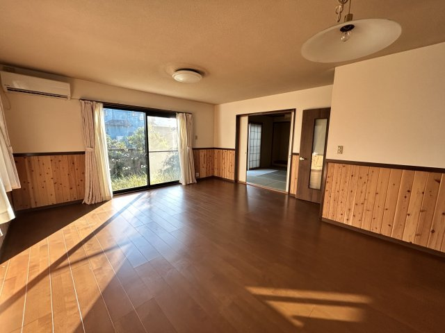 汐屋町売家【居間・リビング】広々20帖。電動シャッター付きで安心・快適です！！