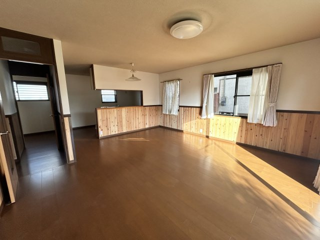 汐屋町売家【居間・リビング】20帖の大空間！家族が集う対面式キッチン！