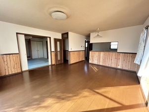 汐屋町売家【居間・リビング】20帖LDK！腰壁付き対面キッチンで会話が弾む！
