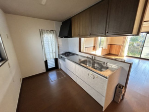 汐屋町売家【キッチン】収納豊富な吊戸棚。家事が捗るシステムキッチン