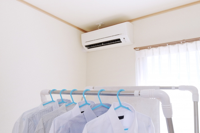 一人暮らしの梅雨対策 部屋干しや部屋の湿気を取るためのポイントは？の画像