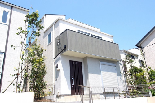 戸建住宅　玄関ドアの画像