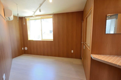 ウッディな暖かみのある部屋。大人雰囲気漂う都内のデザイナーズ賃貸①