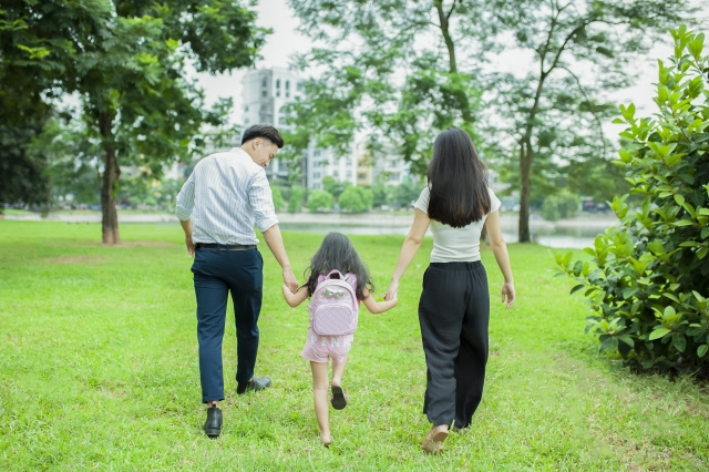 公園を歩く親子