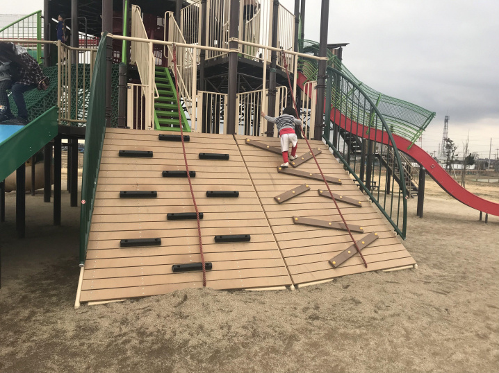 【越谷市】コバトンの森で遊ぼう～遊具紹介PT１８　ジャンボ壁のぼりの画像