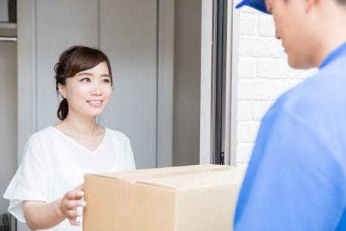 賃貸に一人暮らしをしているときの宅配便受け取り方法は？の画像