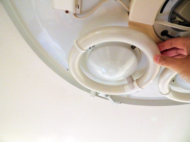 室内と室外で違う？賃貸の照明の電球は誰が交換するものなの？の画像