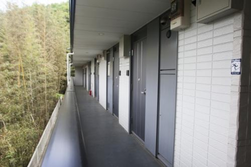 共有スペースに私物を置くとどうなる？契約違反になる理由と解決方法