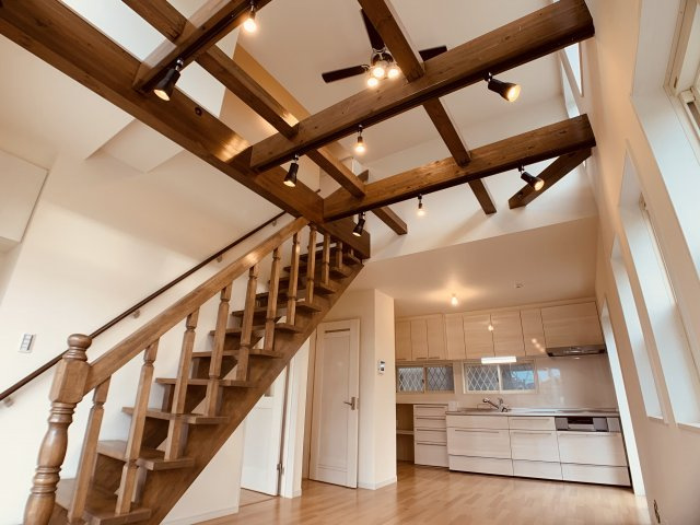 「リビング吹抜け、オシャレな造作スケルトン階段、開放感満点の新築戸建♪」の画像