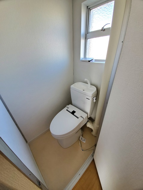 トイレ交換+壁紙張替え+床張り替え=快適‼の画像