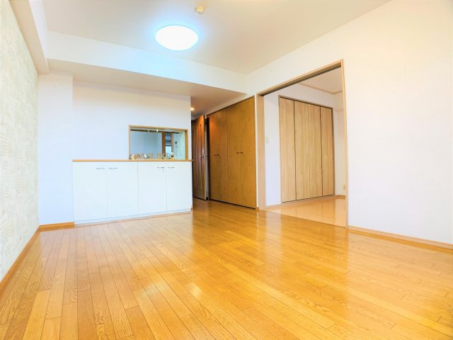 「10階からの眺望♪ 南向きのワイドなバルコニー♪ エアコン付きが嬉しい3LDKが売り出し中です」の画像