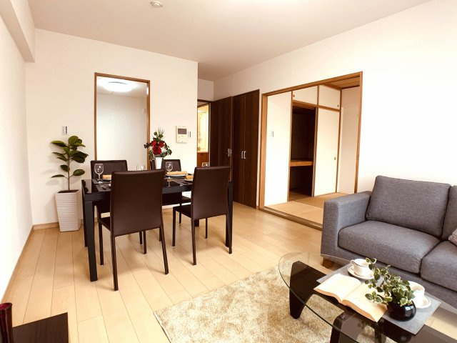 「家具付きリノベマンションで新生活を！　南向きで陽当たりの良さがウリの3LDKを1700万円台で売り出し中♪」の画像