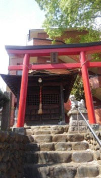 お店の隣のお稲荷さんの画像