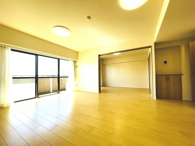 「駅徒歩3分！ リノベ完了したてでピカピカ、設備充実の3LDK♪ 南向きで両面にバルコニー、陽当たり・通風良好♪」の画像