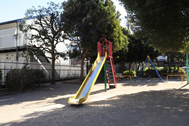 どんな人に向いている？家の隣に公園があるメリットデメリットは...の画像
