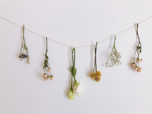 賃貸物件でも大丈夫!壁にドライフラワーを飾ってアンティーク調インテリアに