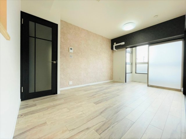 「【ペット飼育可】シックな内装や光あふれるサンルーム、、特別感のある2LDKが1000万円切り！」の画像