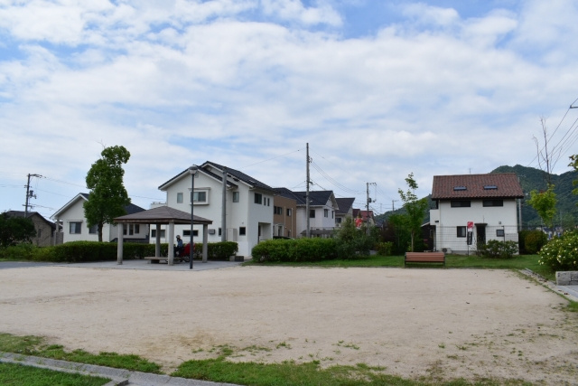 家の隣が公園ってどうなの？メリットとデメリットをご紹介！｜広島市の 
