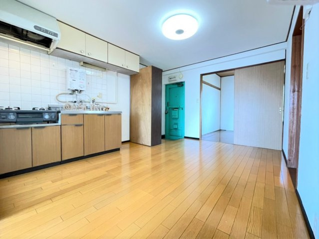 「駅徒歩8分で南西向き、目の前に公園があり心地よい暮らしを送れるマンションを800万円台前半で売り出し中！」の画像