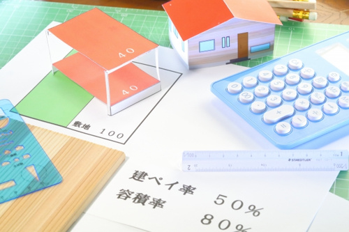 容積率（建ぺい率）オーバーの不動産は売却できる？売却方法と注意点を解説の画像