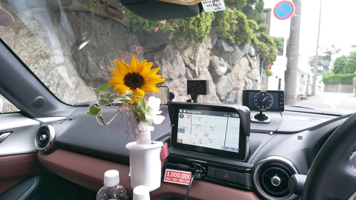 車の中に生花を飾ってみました 西千葉 千葉大学周辺の賃貸 不動産屋なら有限会社春日不動産