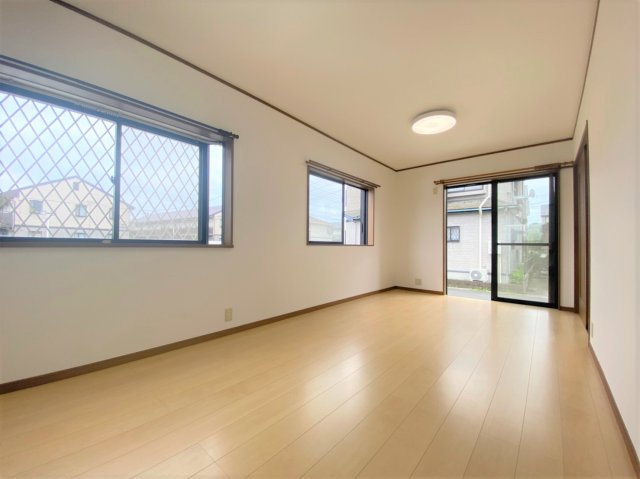 「カースペースを備えたリノベ済みの2階建が1800万円台♪ 全室2面彩光で明るく風通しの良いおうちです♪」の画像