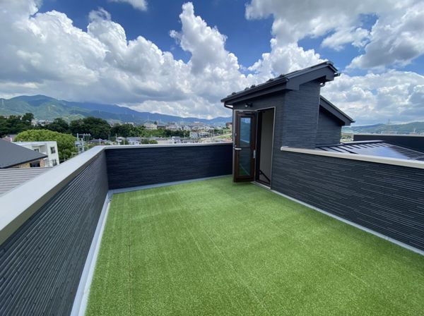 屋上バルコニーに人工芝の画像
