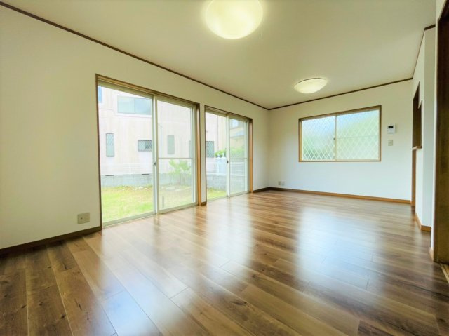 「広々としたお庭のある一戸建てがなんと1700万円台で登場♪ オシャレな外観と開放感のある玄関も魅力的です！」の画像