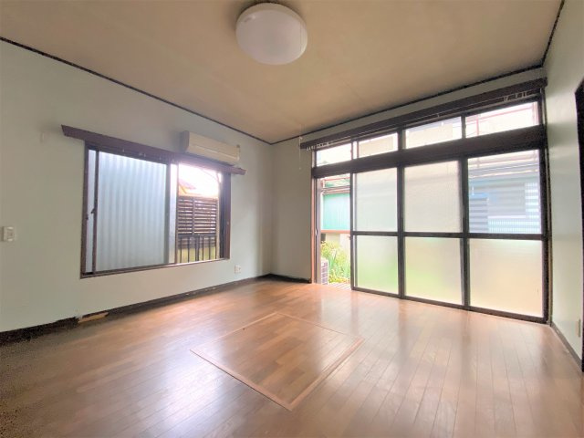 「【4路線利用可】お庭や駐車場を備えた2階建3LDKを1100万円で売り出し中。広々インナーバルコニーも魅力の戸建てです♪」の画像