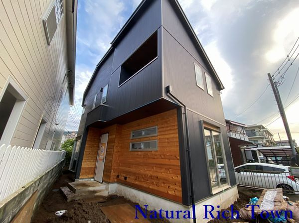 【足場が外れました】秦野市鶴巻南4丁目新築戸建ての画像