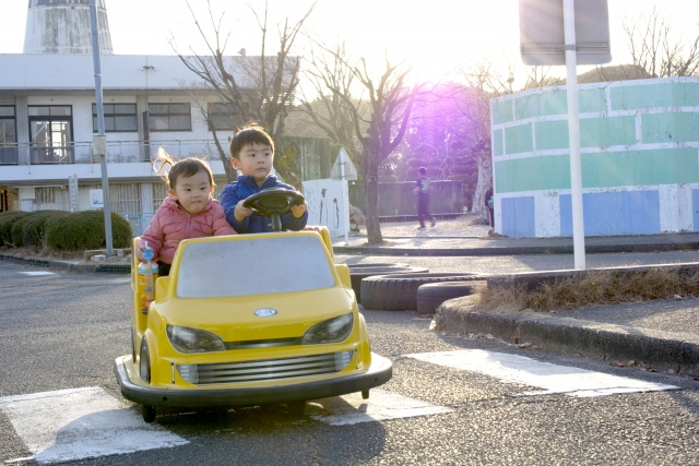 交通ルールを学びながら遊べる墨田区の堤通公園内交通公園とは？...の画像